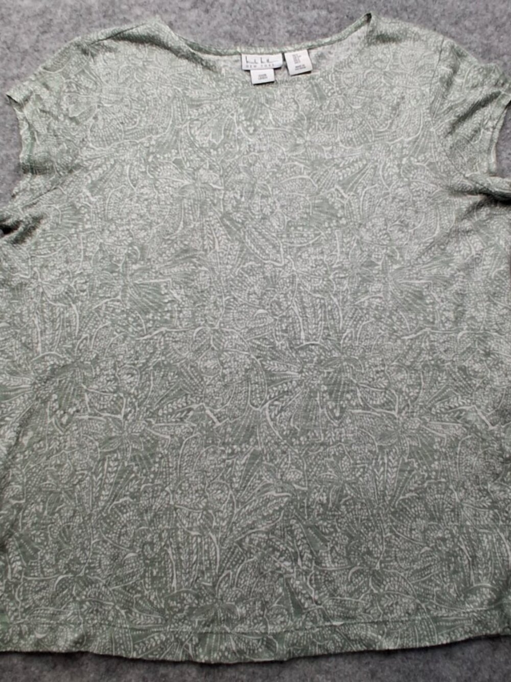Nicole Miller womens top size small green and white